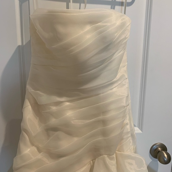 Vera Wang White Wedding Dress Size 4 - Picture 4 of 7